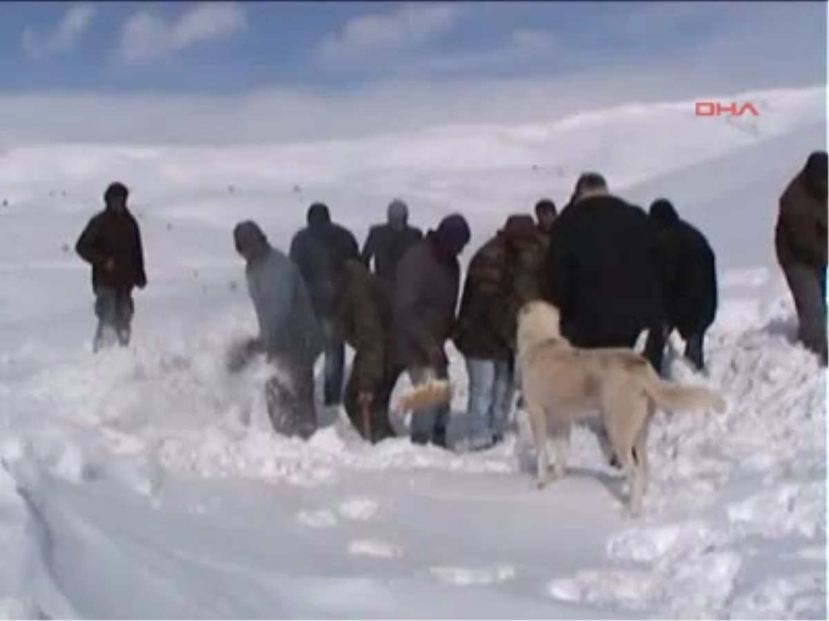 Kapanan Yollarını Küreklerle Açıyorlar