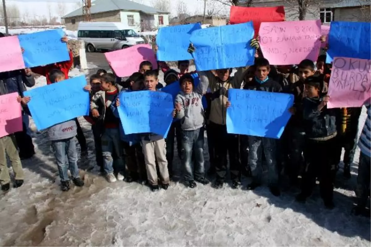 Muradiye\'nin Ünseli Beldesi\'nde Okul Protestosu