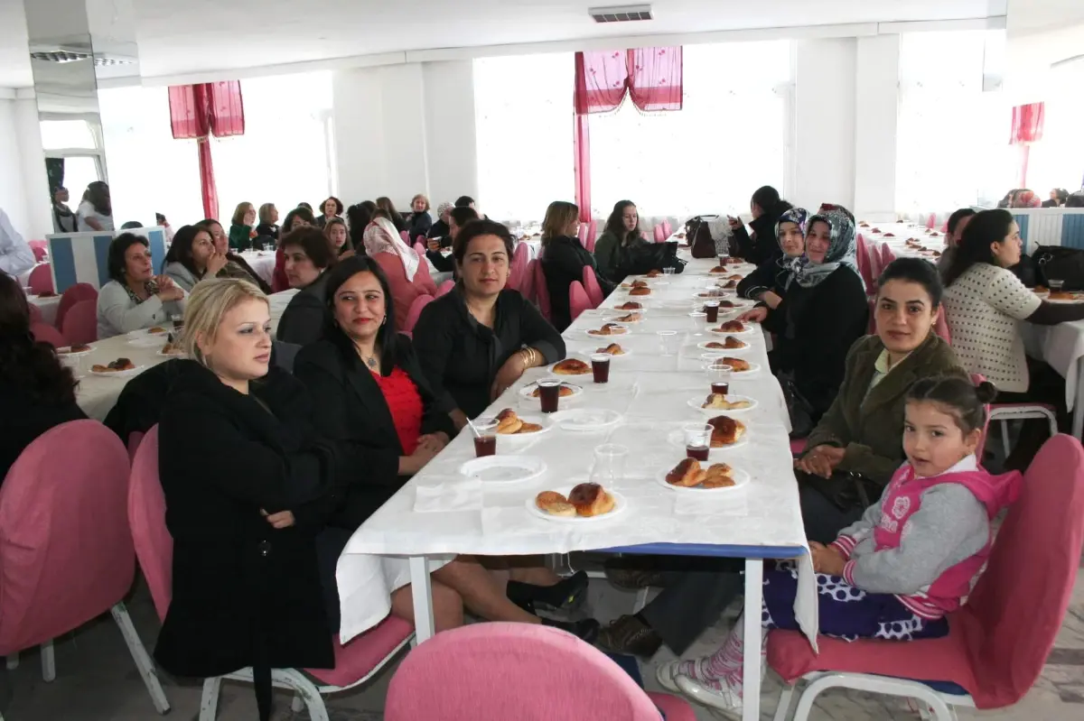 Okul Aile Birliği\'nden Geleneksel "Kadınlar Günü" Çayı