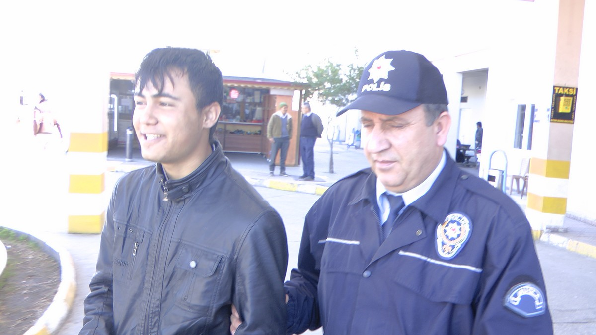 Pişkin Hırsız Güle Oynaya Cezaevine Gitti