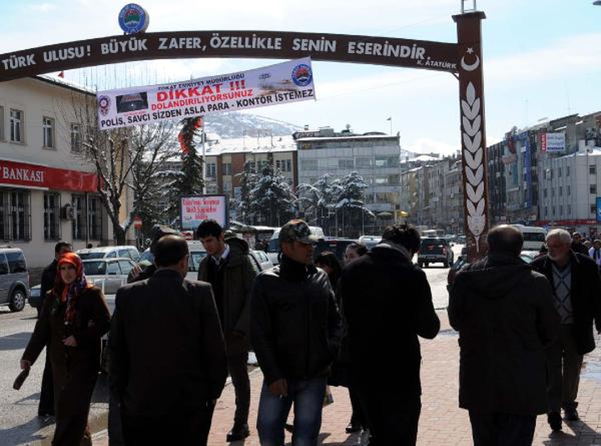 Polisten Dolandırıcılığa Karşı Pankartlı Uyarı
