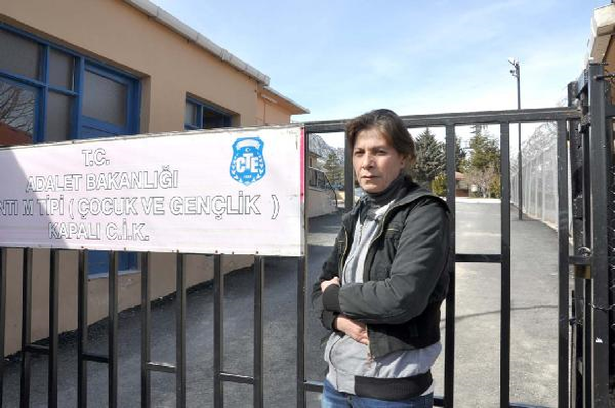 Pozantı\'da Nakil Öncesi, Aileler Çocuklarıyla Görüşüyor