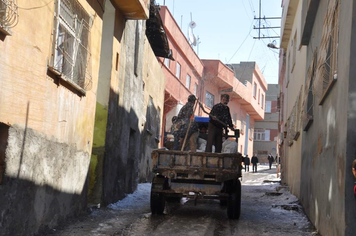 Siirt\'te Buzlanan Yolları Tuzlama Çalışması Devam Ediyor