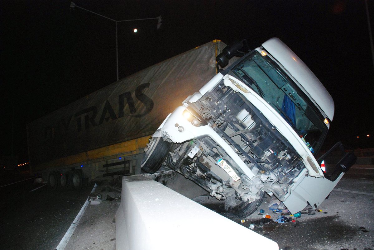 TIR Refüjdeki Beton Bariyere Çarptı