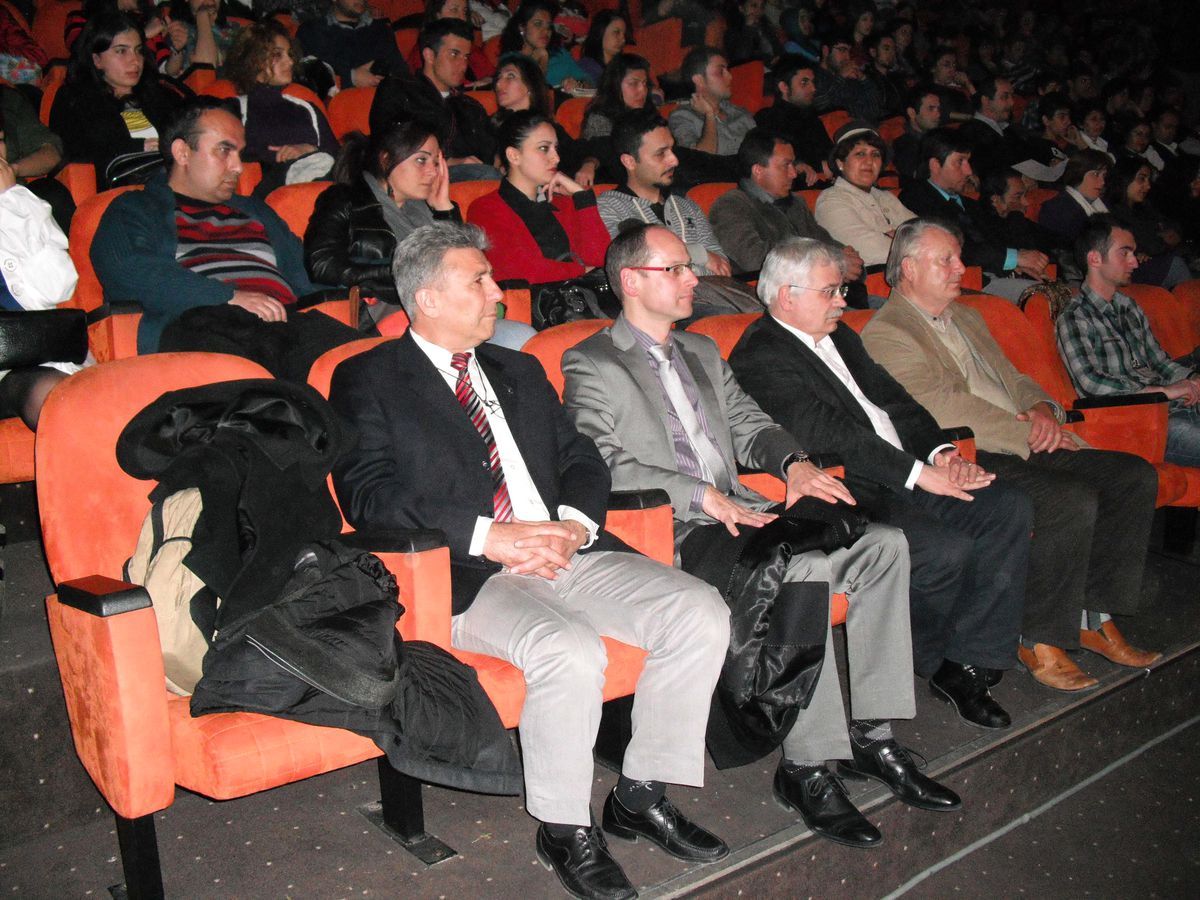 'Yaşamayı Beklerken' Adlı Oyun A.ü'de Sahnelendi