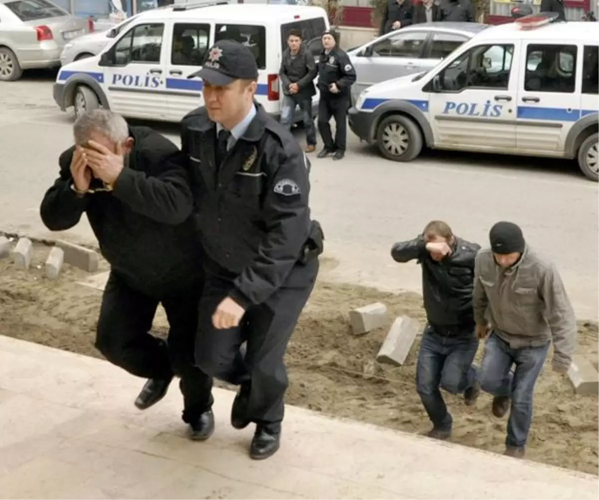 Ayakkabı İzinden Yakalanan Şüpheli, Adliyeye Terlikle Geldi