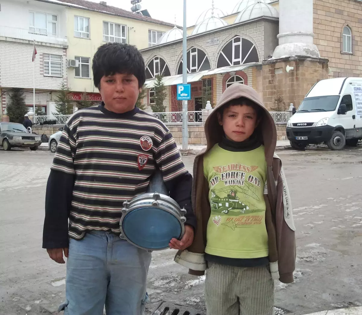 Darbuka Çalarak Okul Harçlığı Çıkartıyorlar