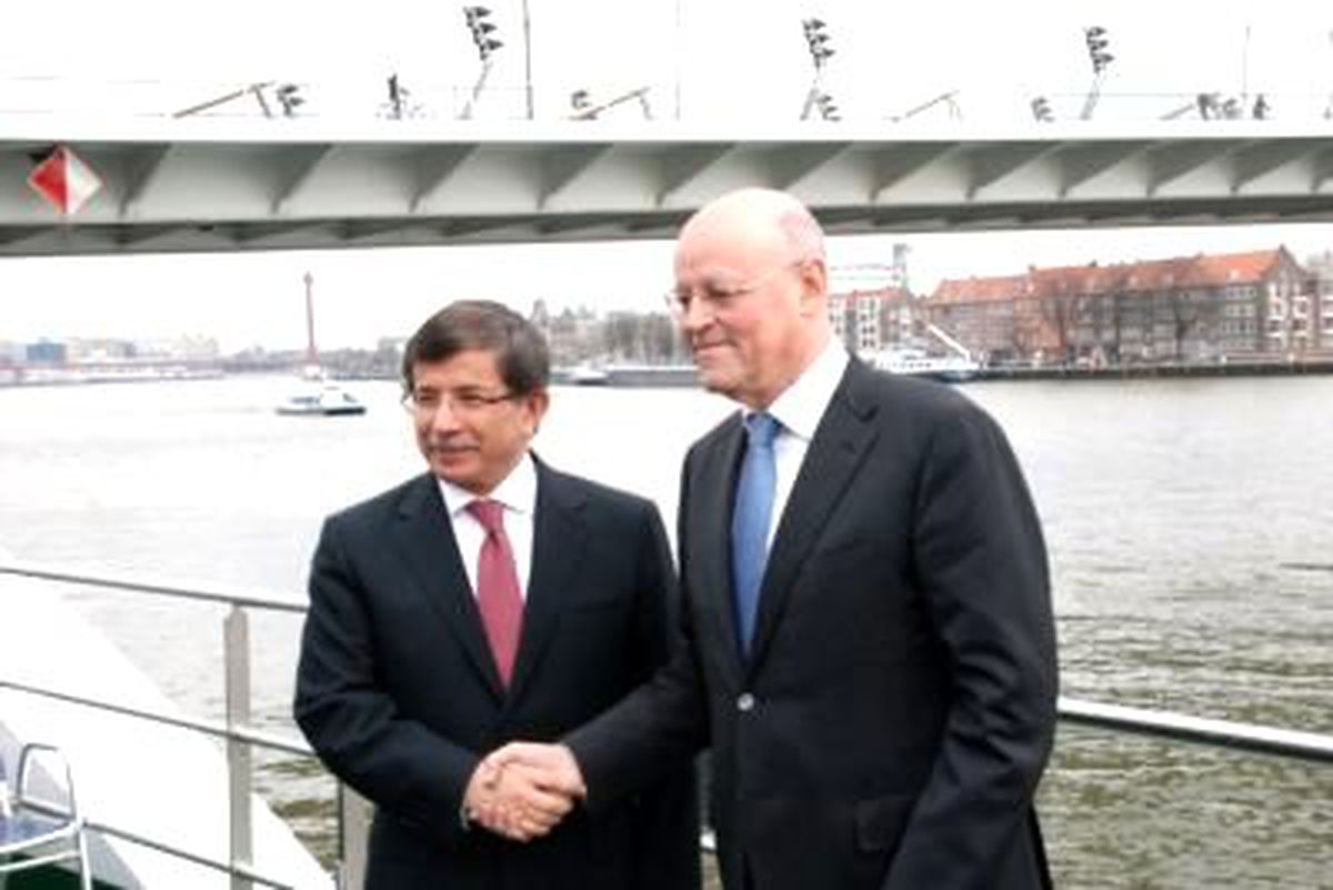 Dışişleri Bakanı Davutoğlu Hollanda\'da