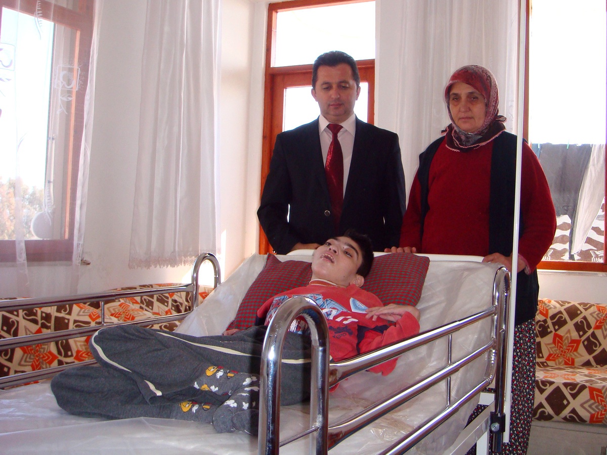 Eklem Hastası Genç Kıza Belediyeden Yatak Hediyesi