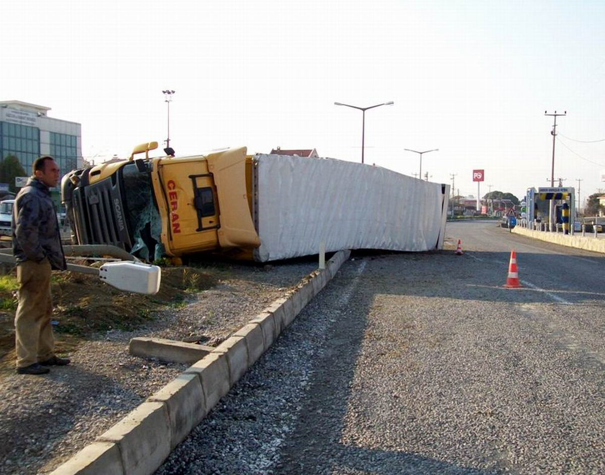 Gömeç\'te Tır Kazası Ucuz Atlatıldı