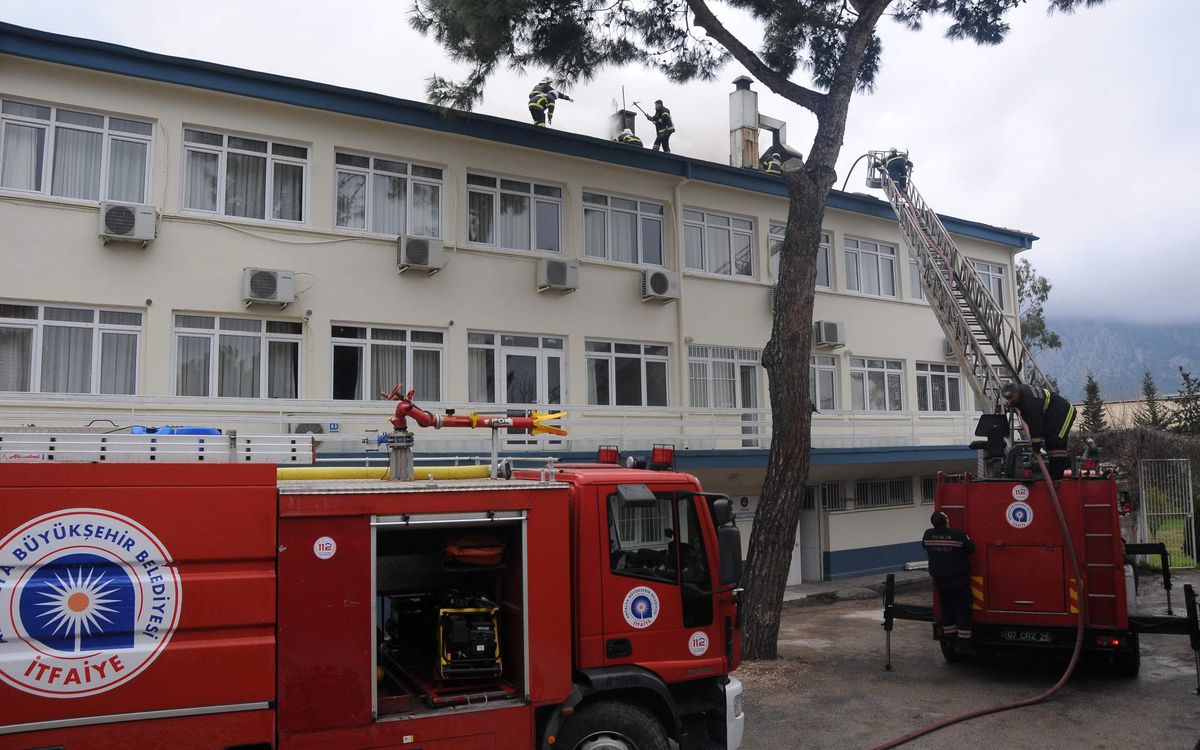 Gümrük Binasında Çıkan Yangın Korkuttu