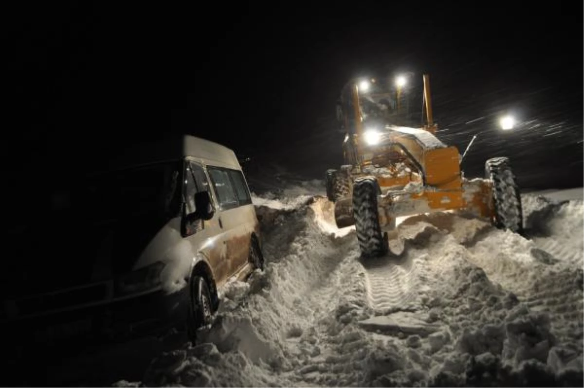 Kar Yolu Kapattı, Mahsur Kalan Vatandaşlar Belediye Ekipleri Kurtardı
