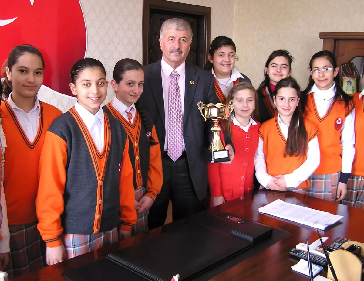 Malatya Birincisi Halk Oyunları Ekibinden Başkan Katırcı\'ya Ziyaret