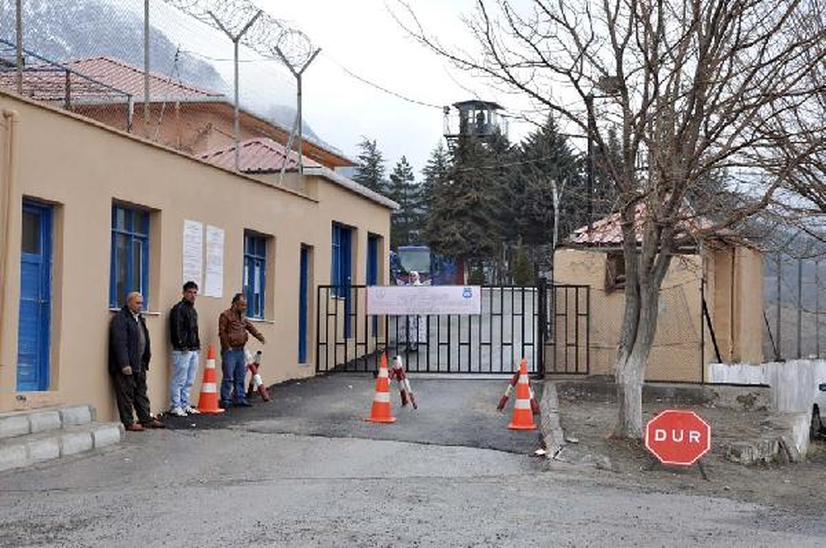 Pozantı\'daki Çocuk Cezaevinden Nakiller Başladı (4)