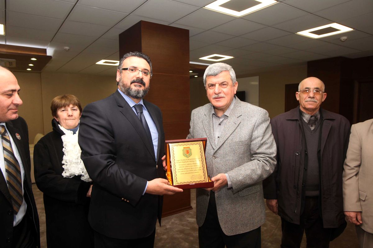 Şehit Ailelerinden Başkan Karaosmanoğlu\'na Teşekkür Plaketi
