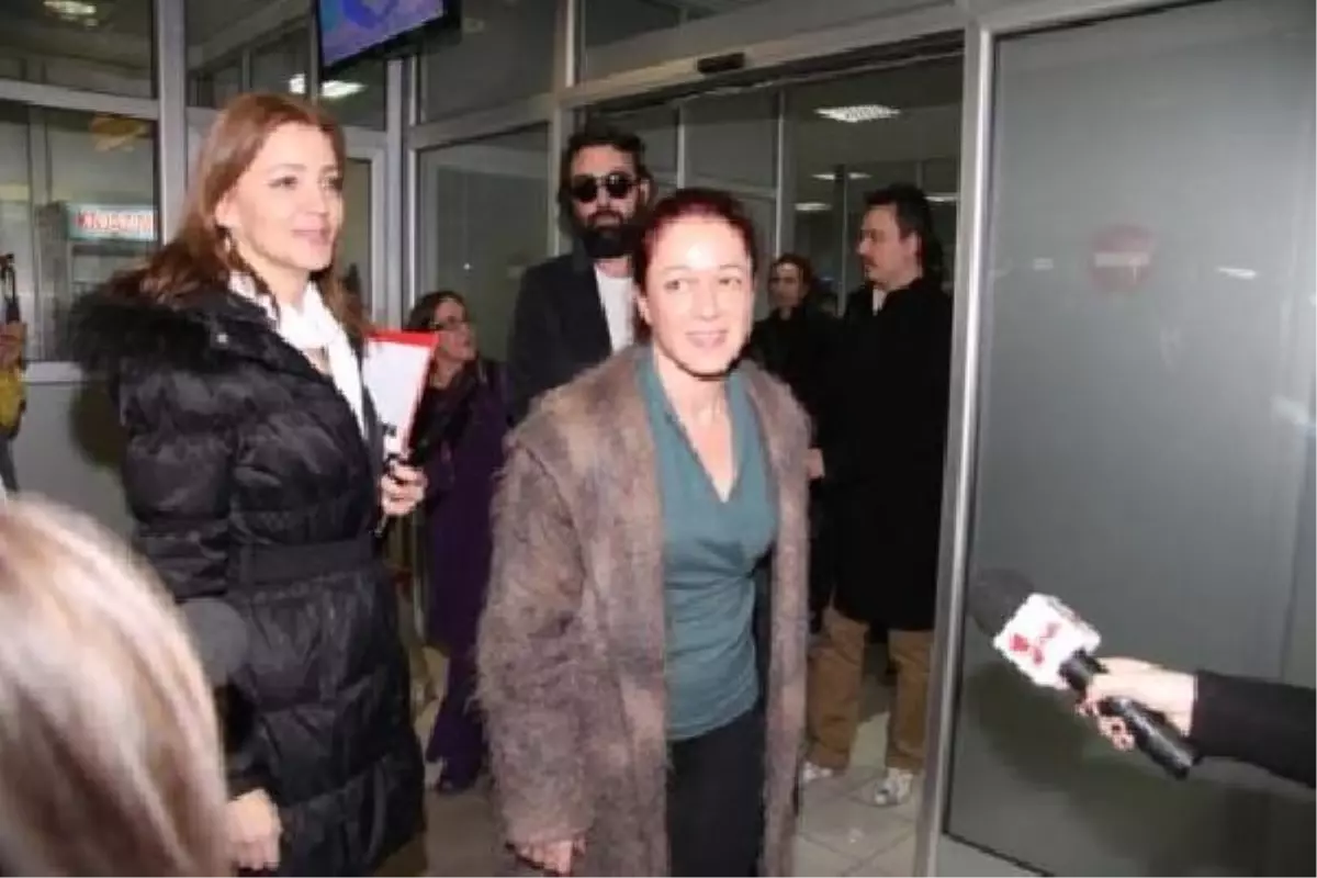 \'Yaprak Dökümü\' Dizisi Oyuncuları Belgrad\'ta Büyük İlgiyle Karşılandı