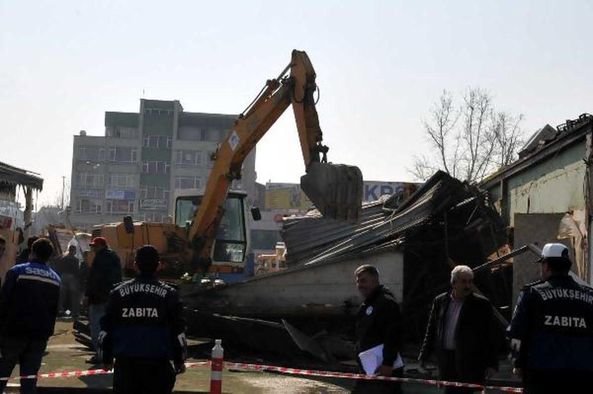 Adapazarı\'nda Deprem Sonrası Yapılan Prefabrik İşyerleri 12 Yıl Sonra Yıkılıyor