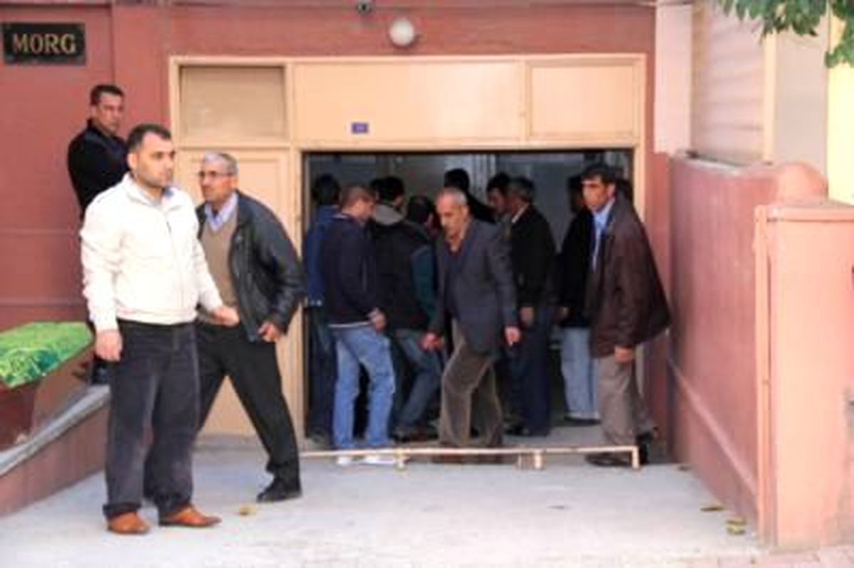 Annesi ve Ablasını Kalaşnikofla Öldürdü