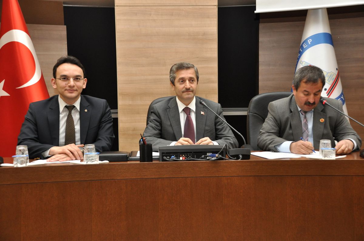 Başkan Tahmazoğlu Bayan Meclis Üyelerine Fular Hediye Etti