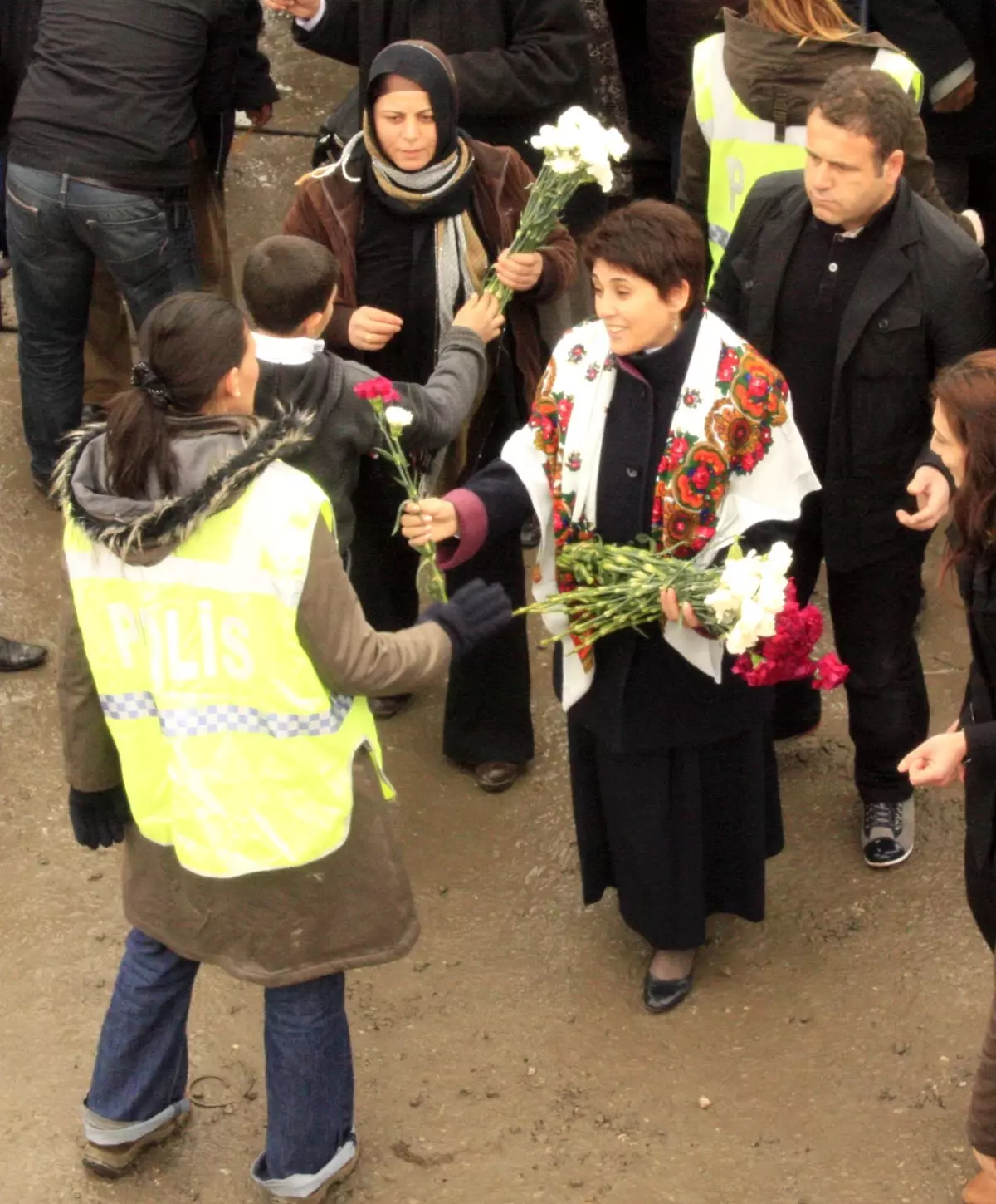 Leyla Zana\'dan Kadın Polislere Karanfil