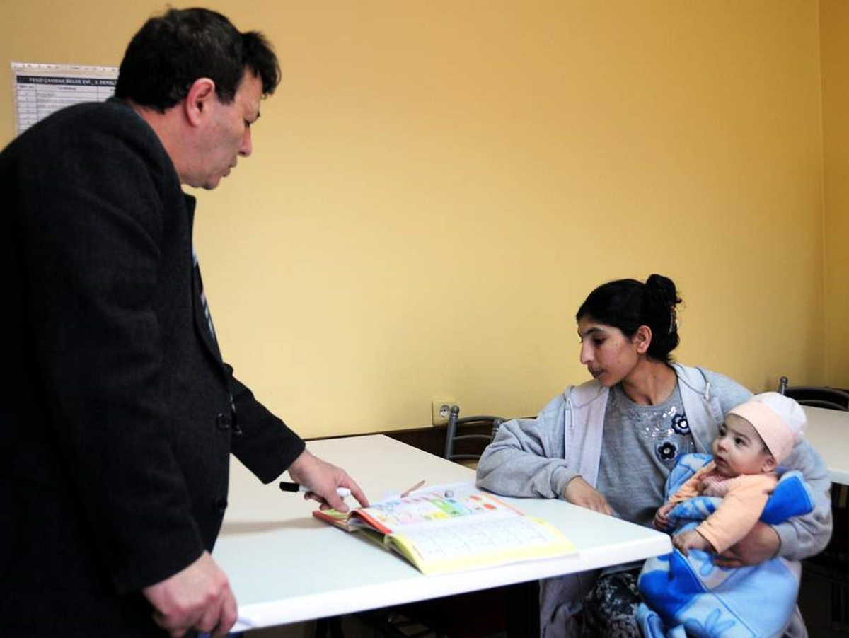 Bebeğiyle Okuma Yazma Öğreniyor