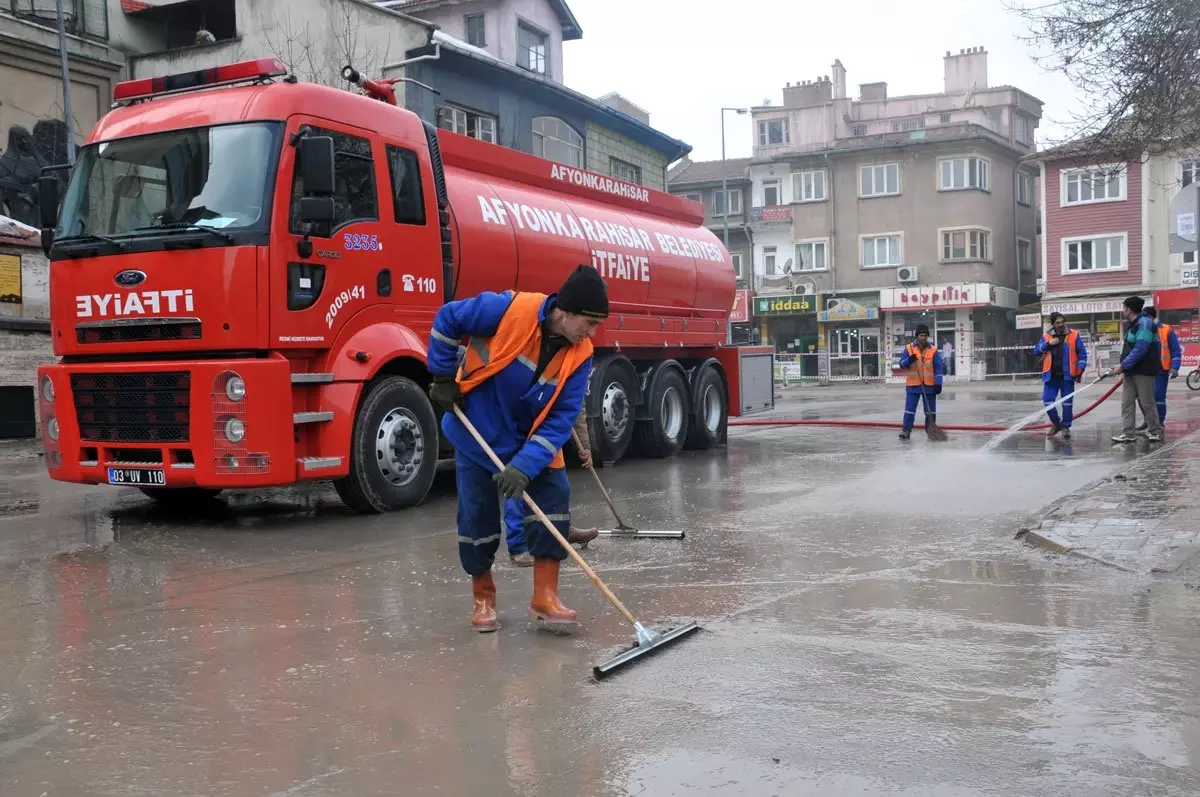 Belediye Ekipleri Yolları Temizliyor