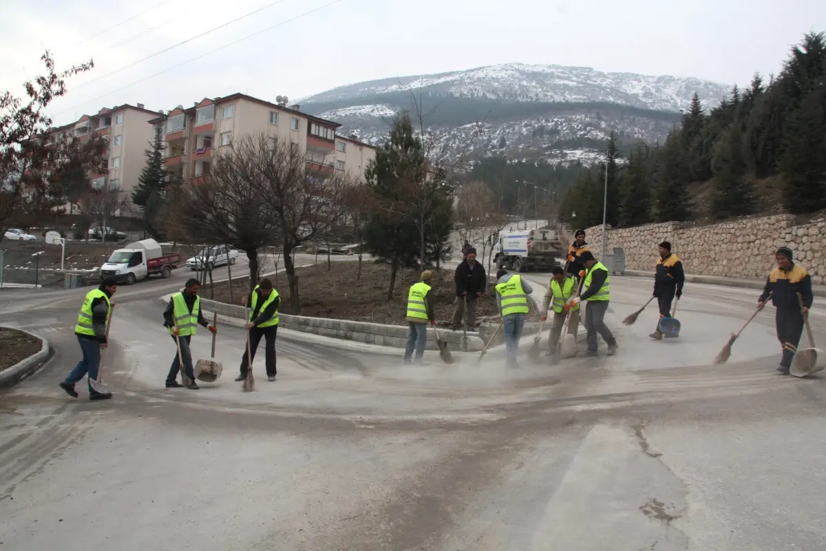 Belediye Ekiplerinden Çakıl Temizliği