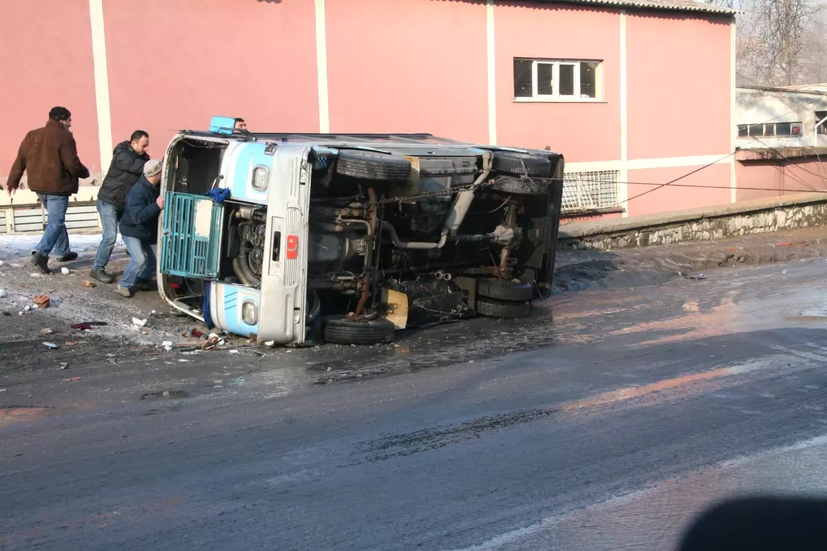 Buz Tutan Yolda Minibüs Devrildi: 2 Yaralı