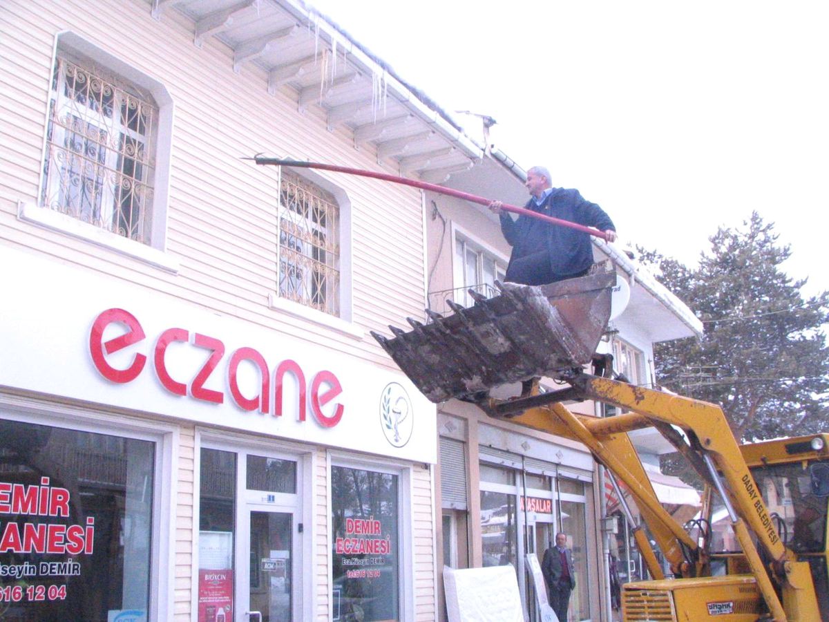 Daday\'da Çatılarda Oluşan Buz Sarkıtları Temizlendi