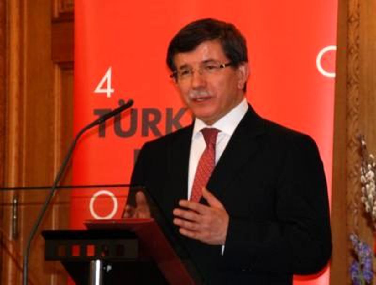 Davutoğlu, Hollandalı Mevkidaşı ile Ortak Basın Toplantısı Düzenledi