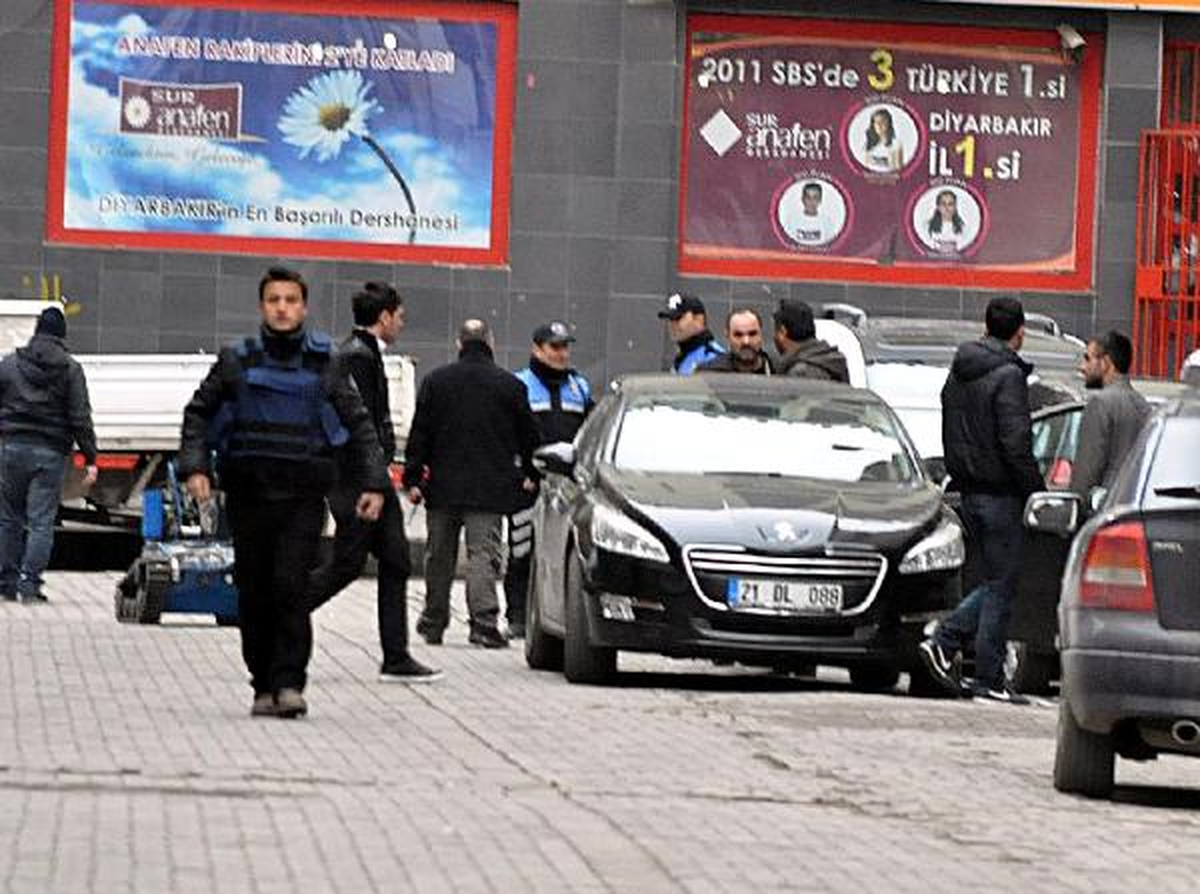 Diyarbakır\'da Bombalı Araç Şüphesi