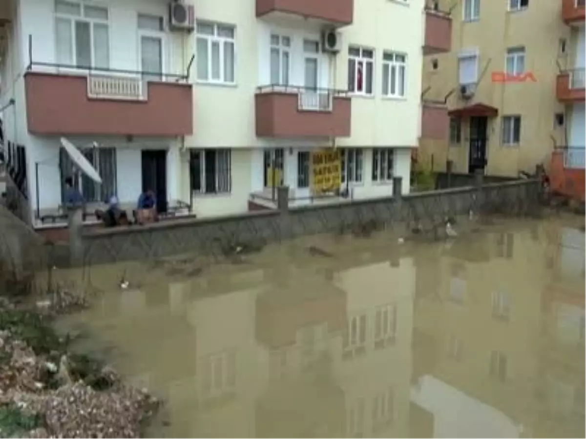 Kanal Taşınca Evleri Su Bastı