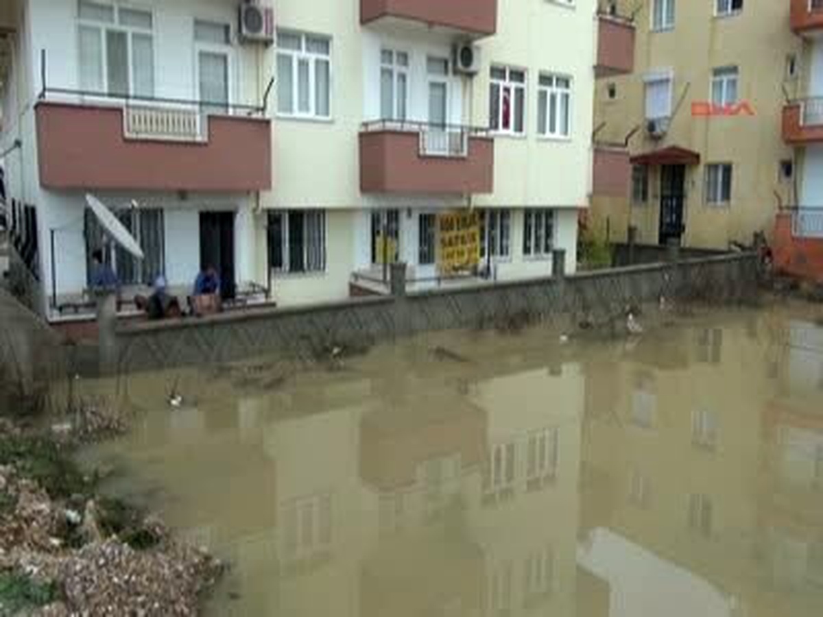 Manavgat\'ta Bazı Ev ve İşyerlerini Su Bastı