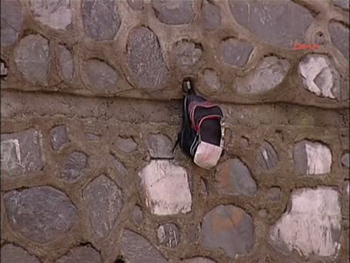 Mezarlık Duvarına Asılan Çanta Fünye ile Patlatıldı