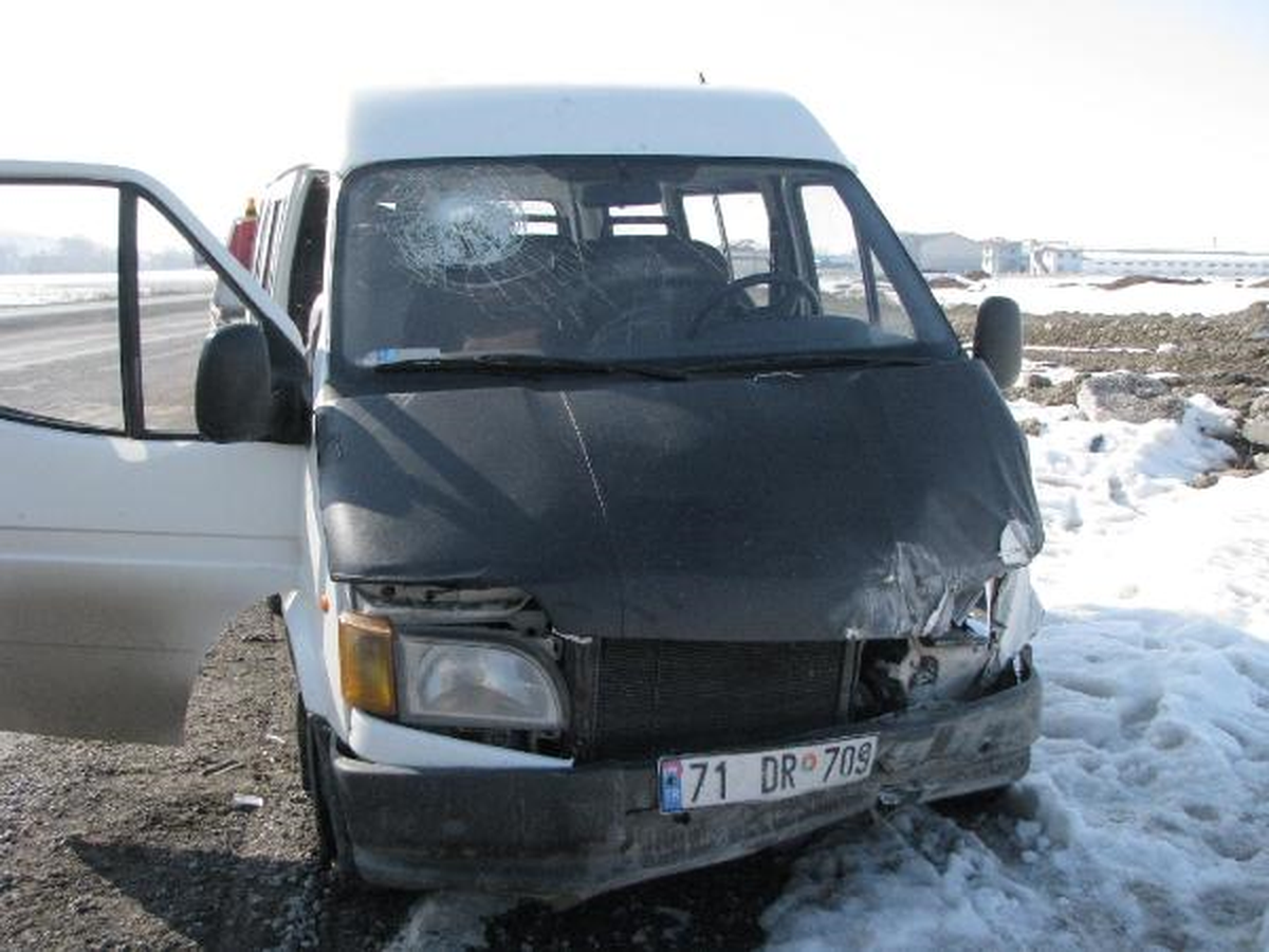 Minibüs, Buzlu Yolda Duvara Çarptı: 5 Yaralı