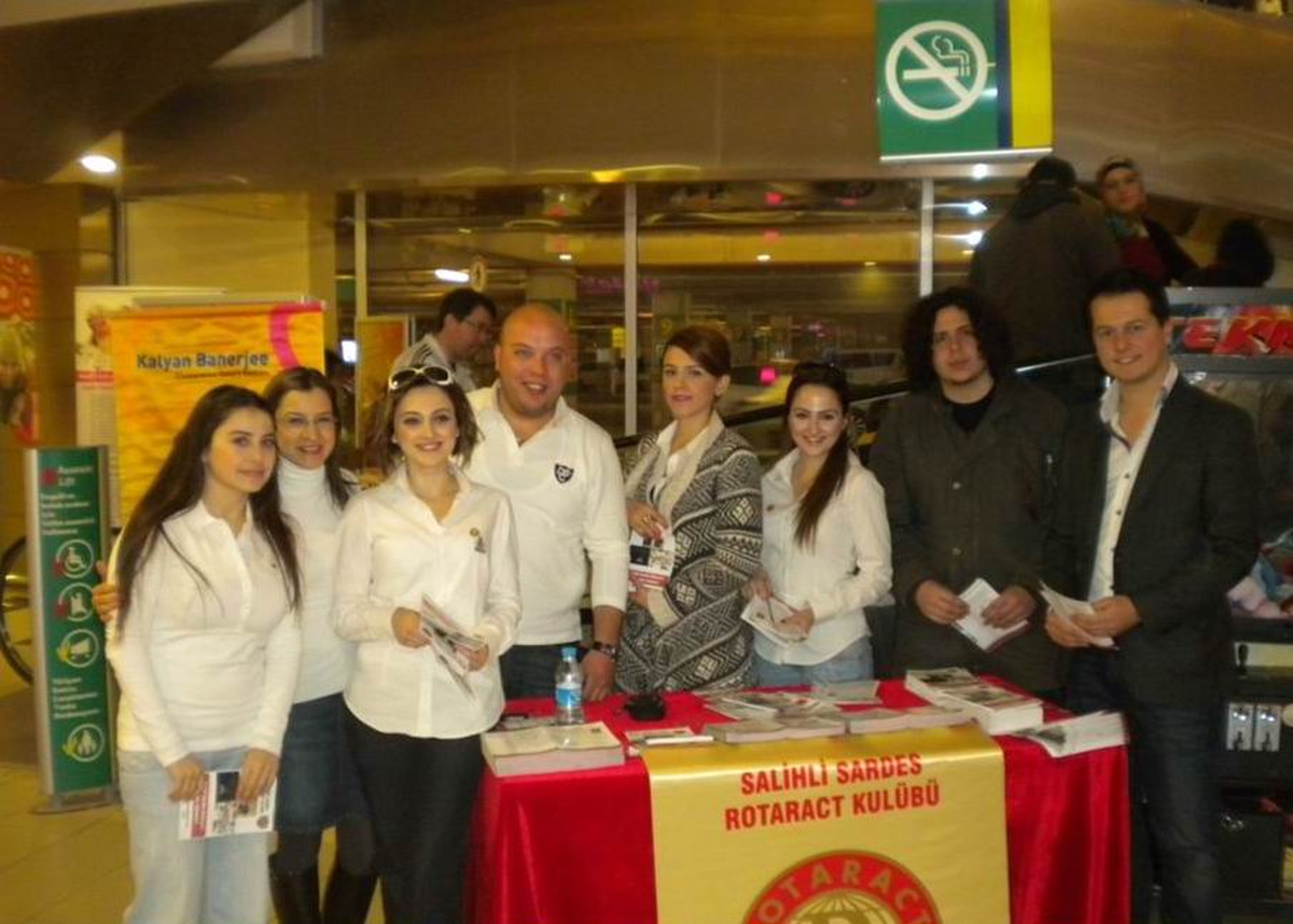 Rotaract Üyeleri Tanıtım Broşürü Dağıttı