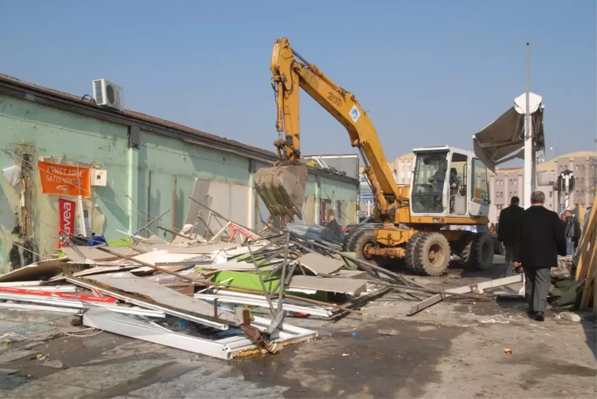 Sakarya Gar Meydanında Prefabrik İşyerleri Yıkıldı