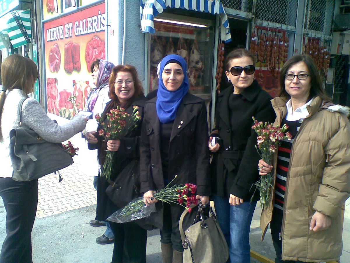 Söke\'de AK Parti\'li Kadınlar Karanfil Dağıttı