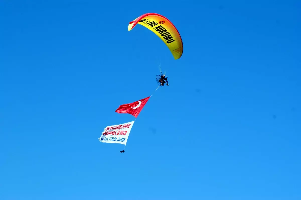 Thk\'dan Nazilli Semalarında Motorlu Yamaç Paraşütü Gösterisi
