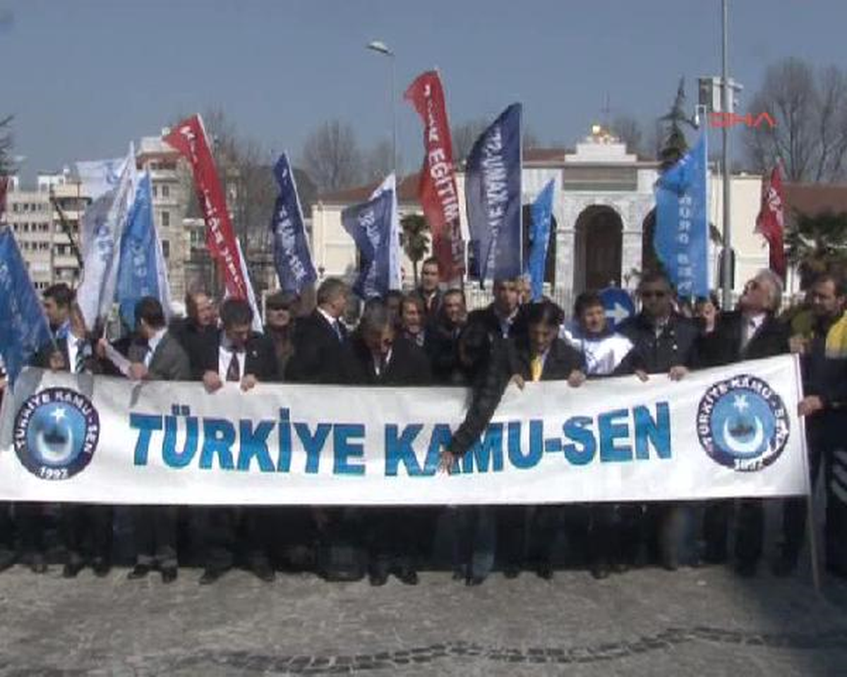 Valilik Önünde Bordrolarını Yaktılar