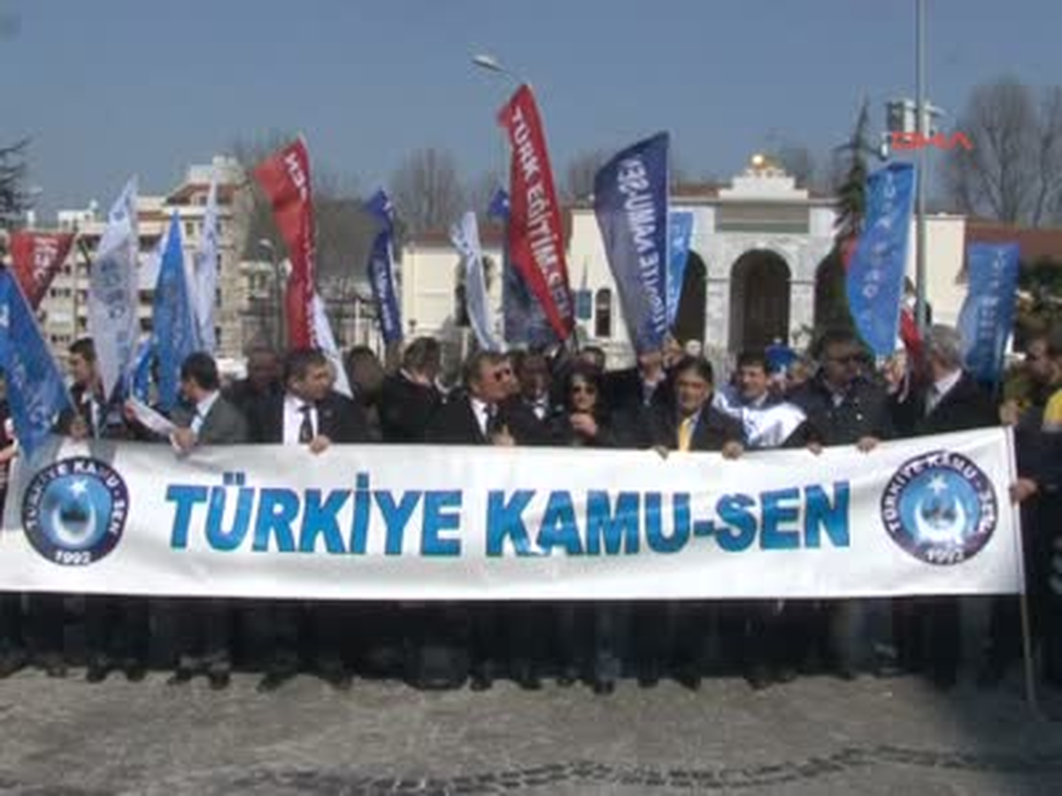 Valilik Önünde Bordrolarını Yaktılar