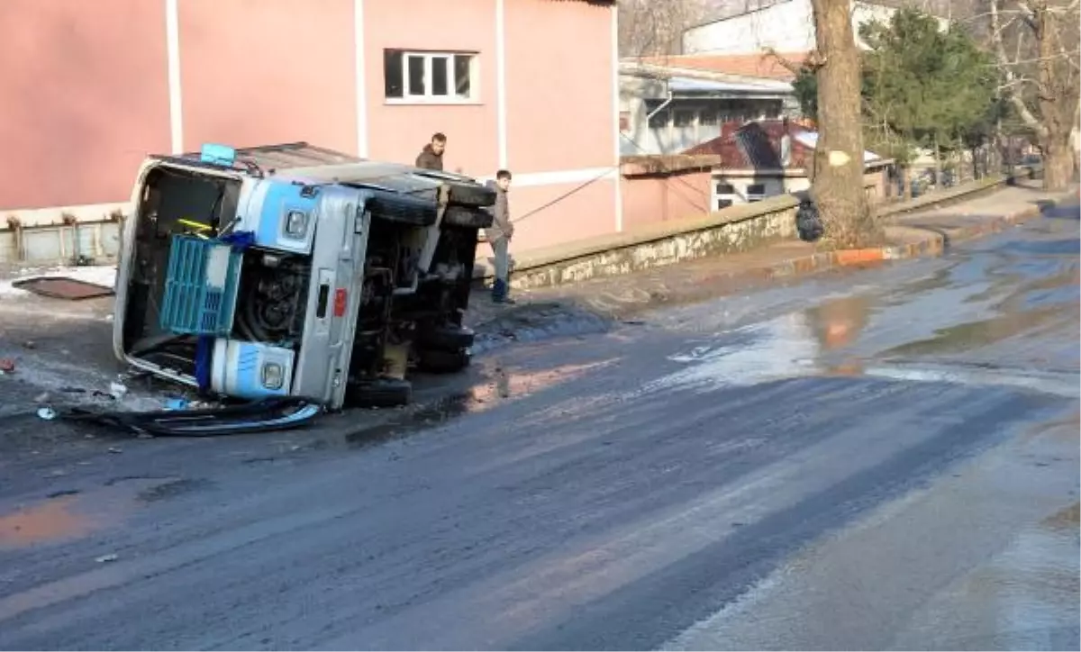 Yolcu Minibüsü Devrildi: 2 Yaralı