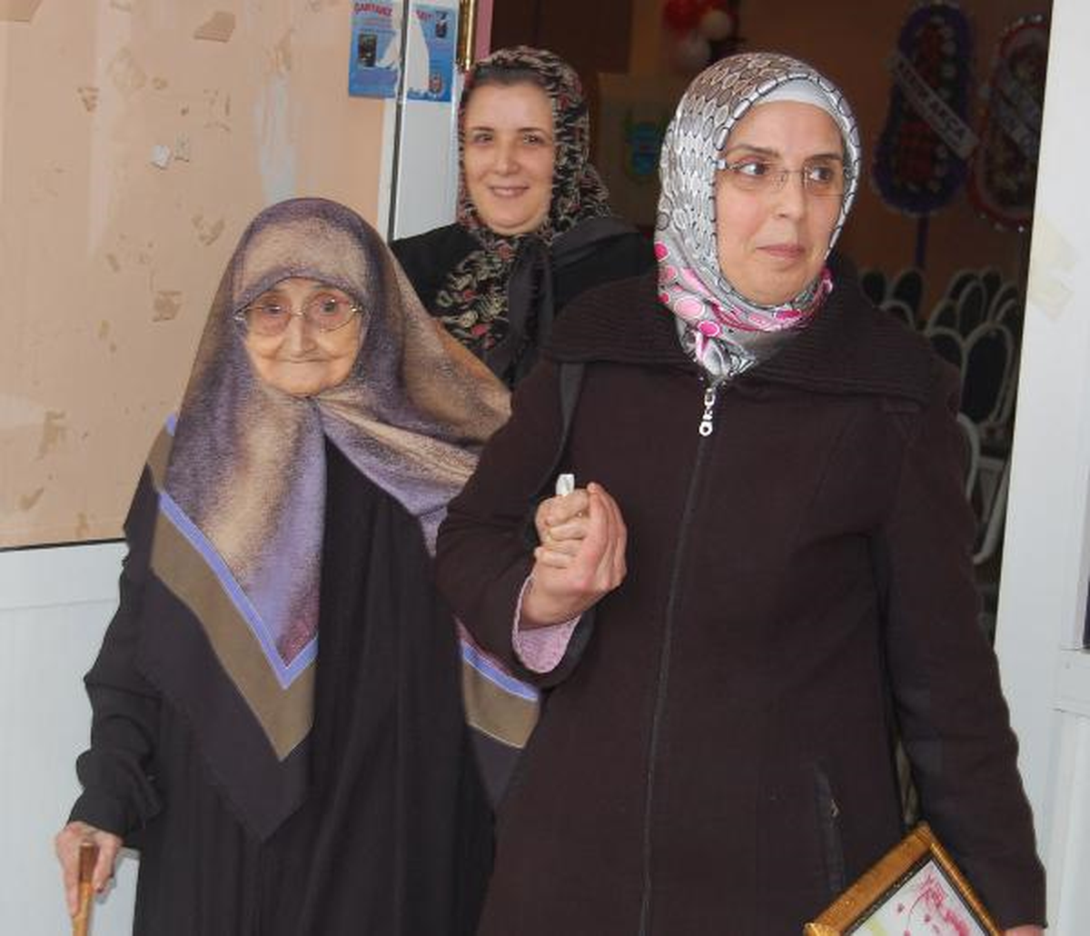 102 Yaşında 117 Torun Sahibi Nineye Teşekkür Plaketi