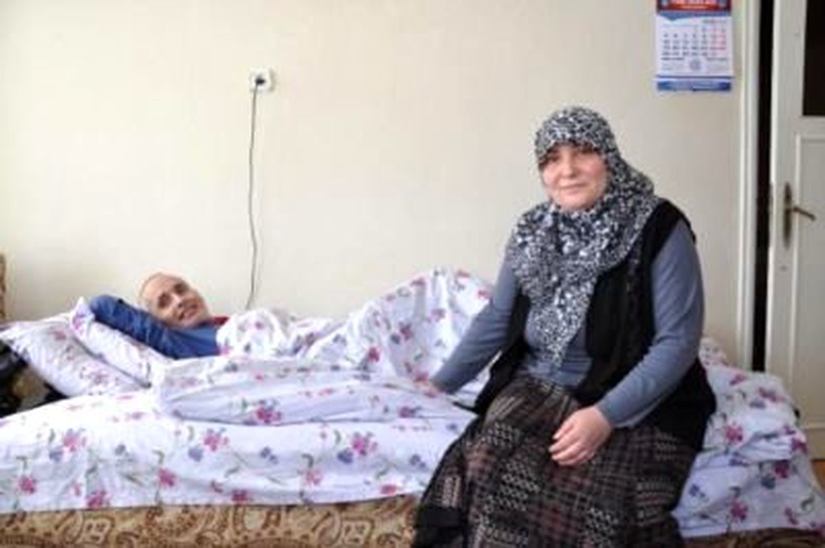6 Yıldır Yatalak Eşine Bakıyor