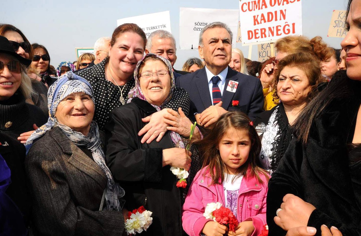 8 Mart Törenine İzmirli Kadınlardan Yoğun Katılım
