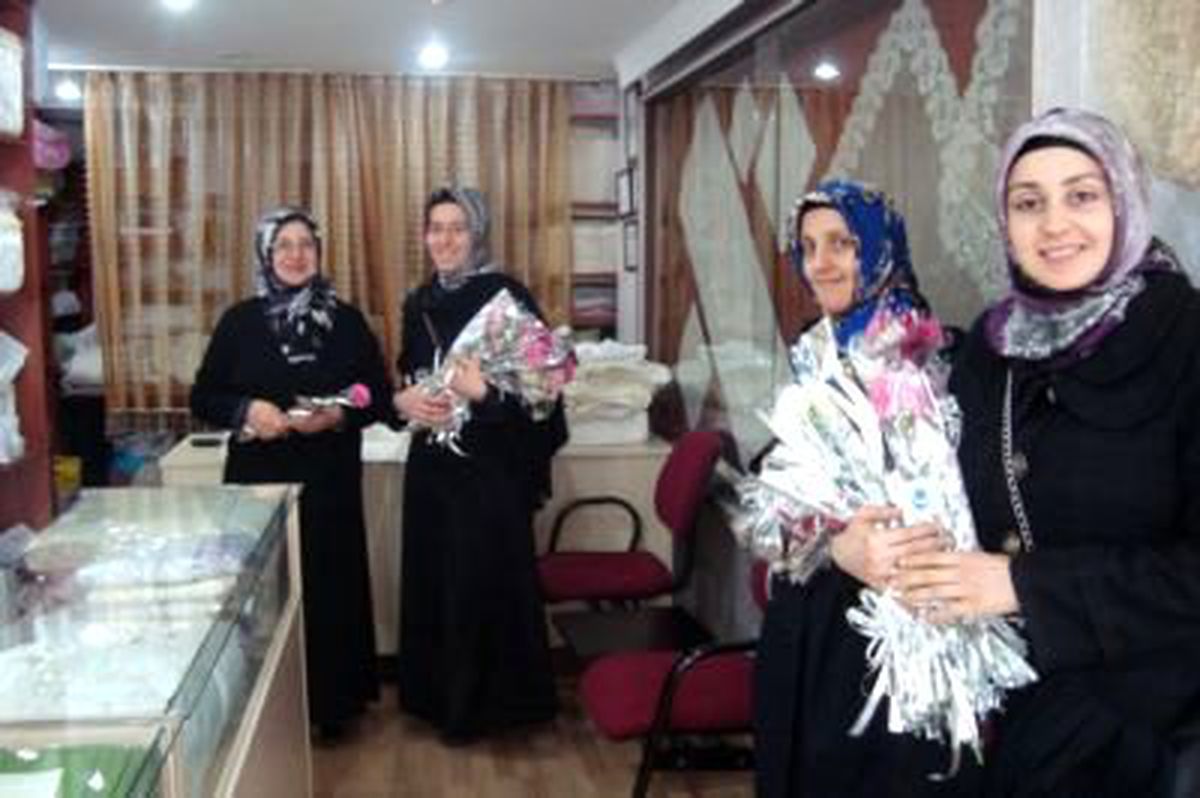 AGD\'li Kadınlar Karanfil Dağıttı