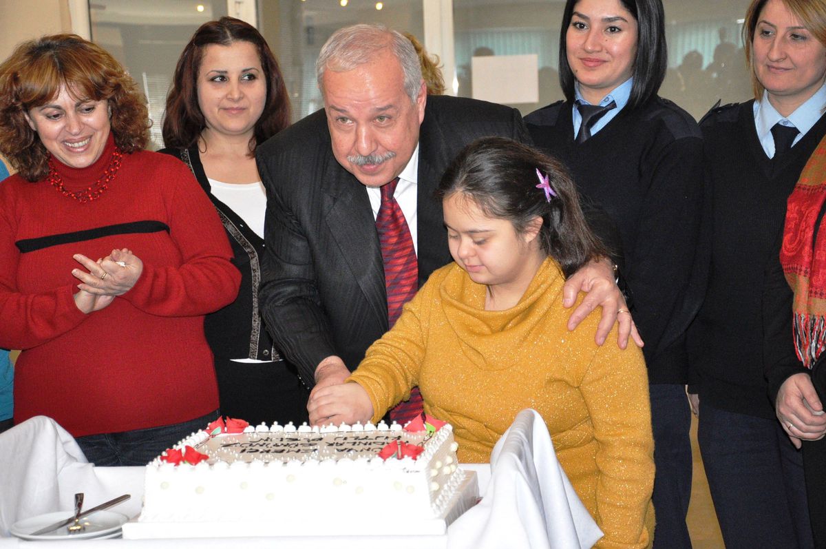 Akdemir, Belediye Personelleri ile Pasta Kesti
