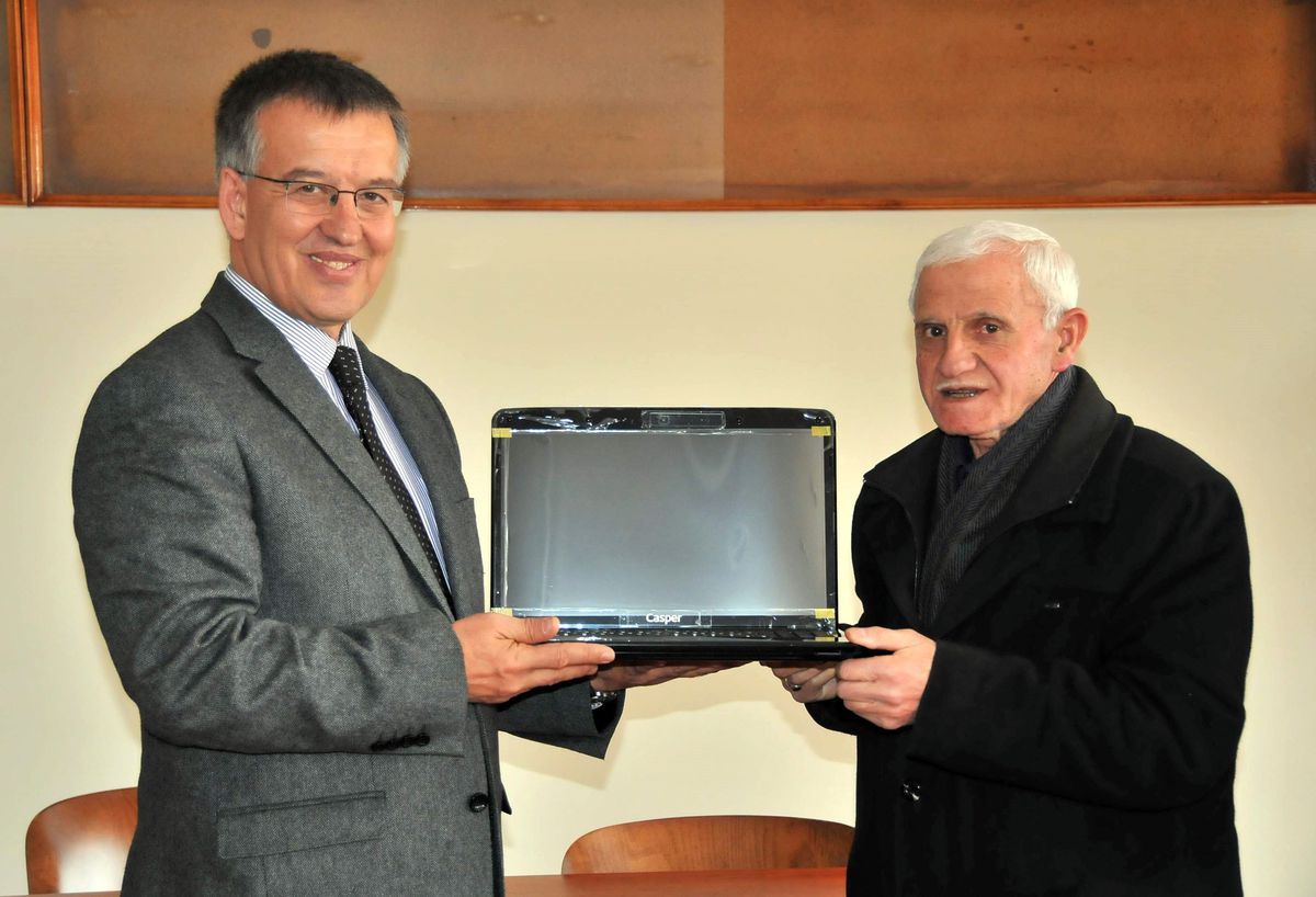 Akşehir Belediyesi\'nden Mahalle Muhtarlarına Laptop