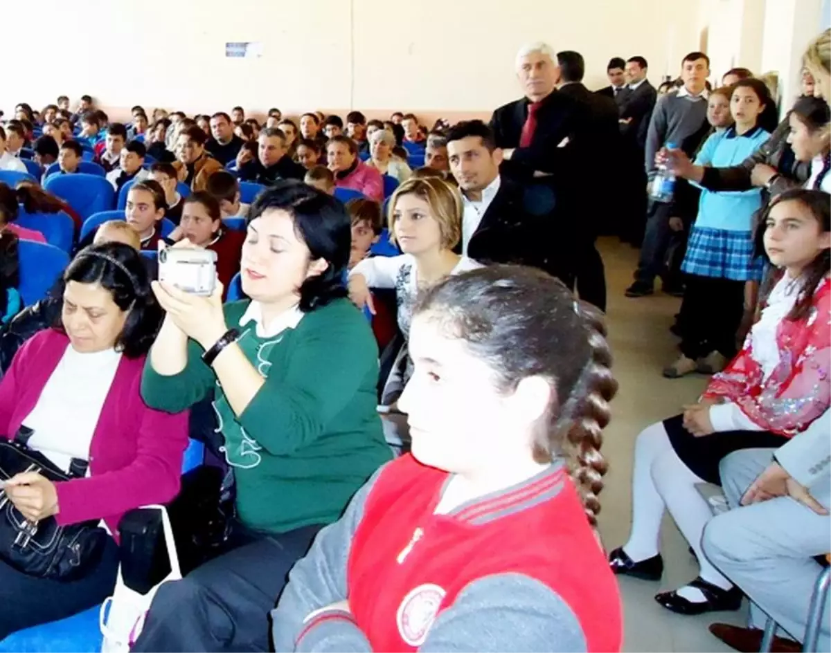 Ayvalıklı Minikler Şiir Yarışmasında Ter Döktü