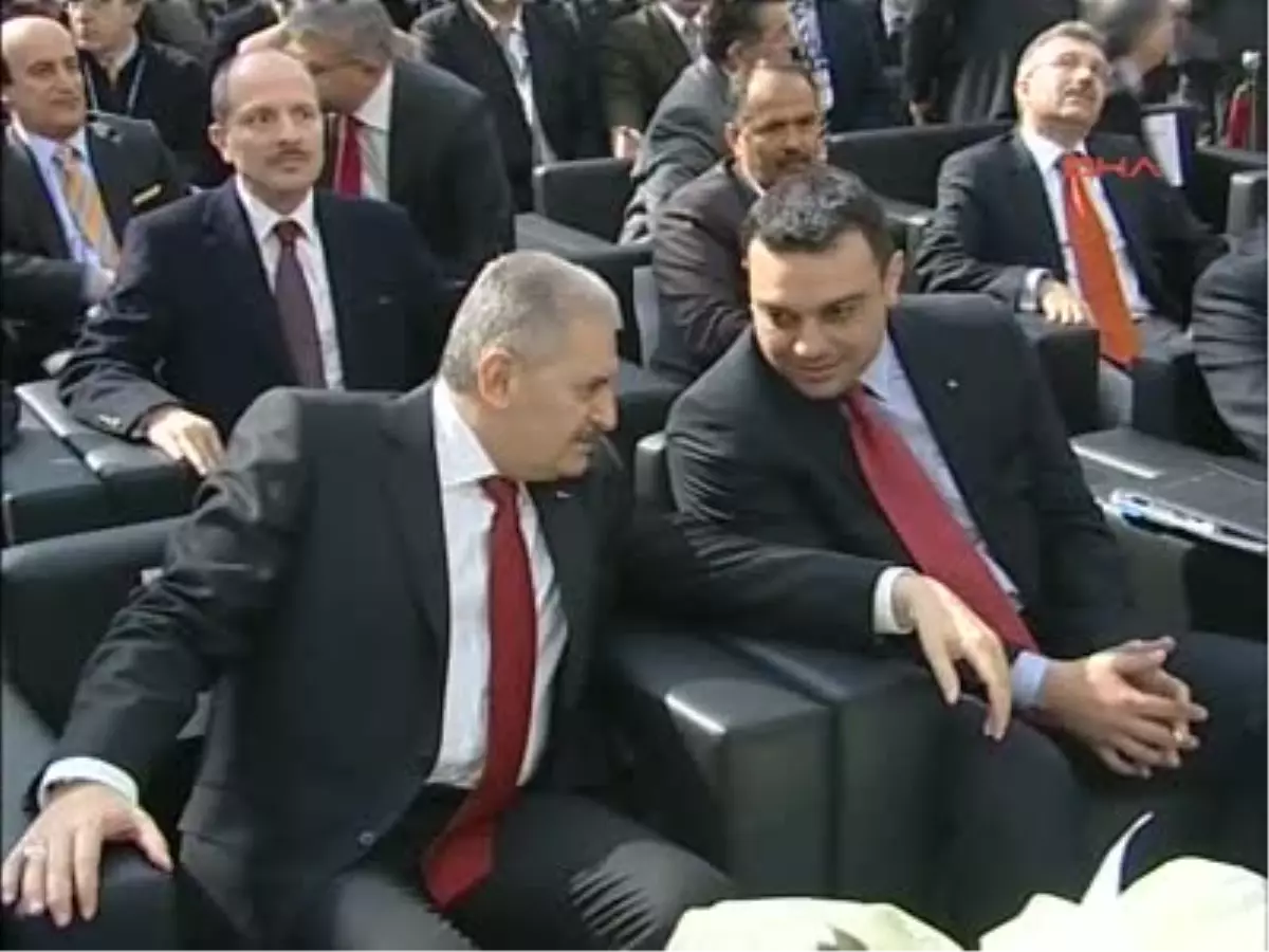 Bakan Yıldırım\'dan Kadınlara Karanfilli Kutlama